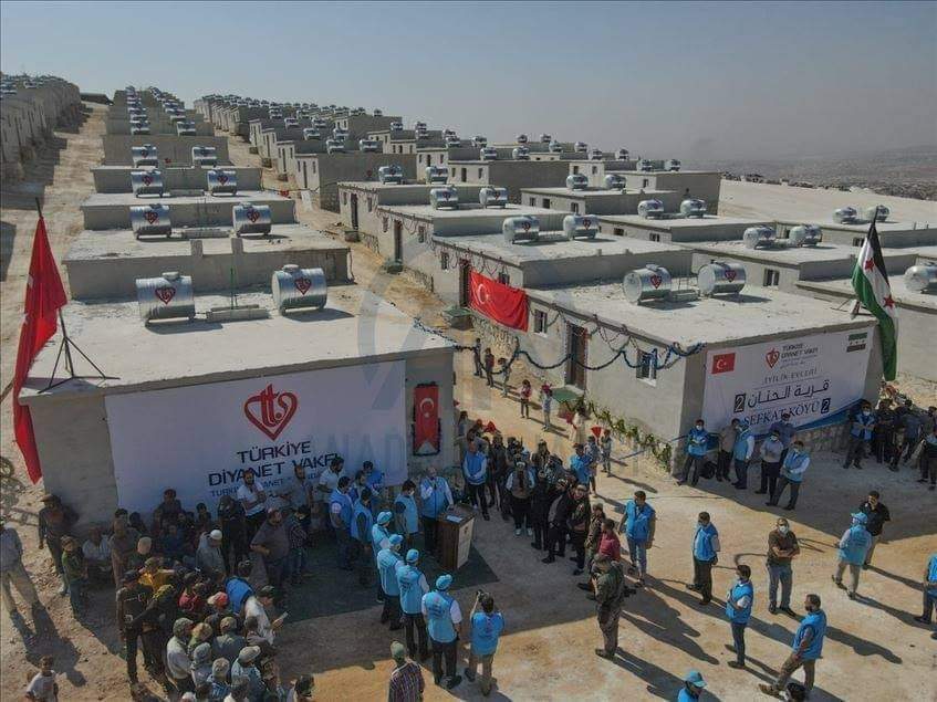 وقف الديانة التركي يقدم وحدات سكنية جديدة للنازحين بريف إدلب