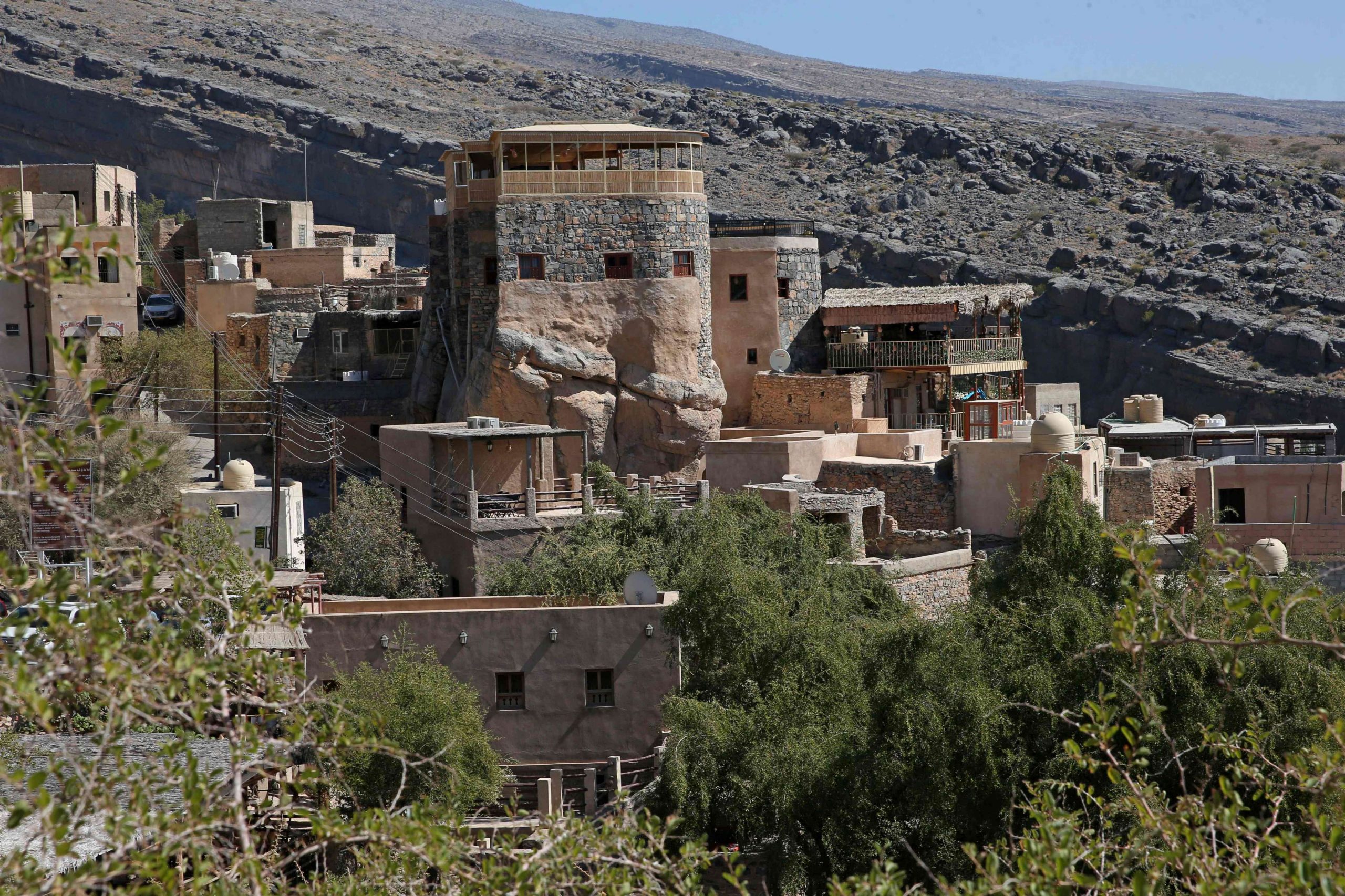فنادق الطين الصغيرة في سلطنة عمان تستهوي السياح