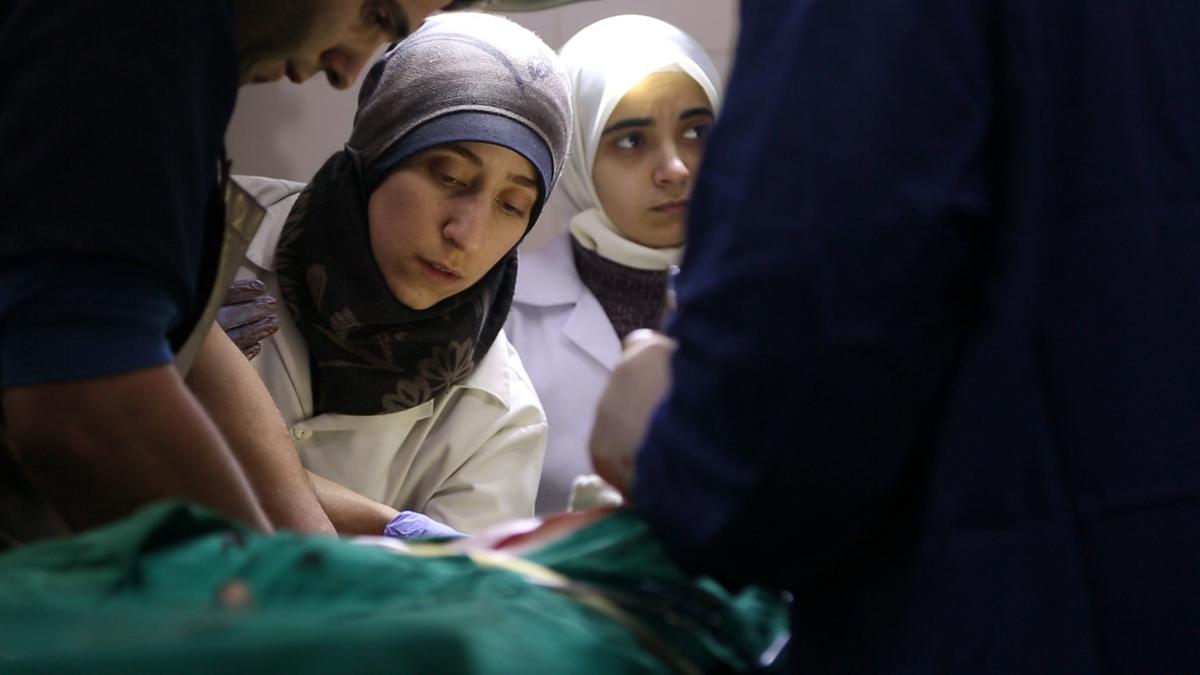 حملة تضامن مع طبيبة سورية فضحت نظام الأسد