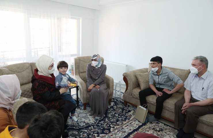 عقيلة الرئيس أردوغان تزور عائلة سورية في أنقرة.