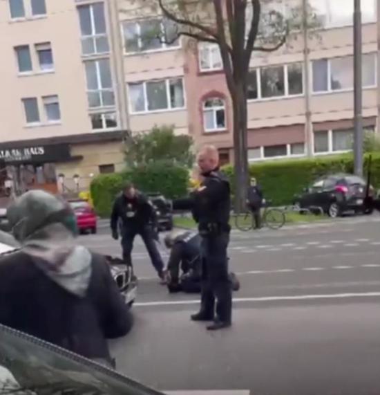 بالفيديو: الشرطة الألمانية تعتدي على مواطن تركي مريض