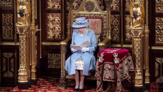 الملكة إليزابيث الثانية ترفض جائزة “عجوز العام”