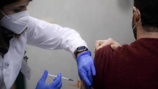 إيطالي يحاول التهرب من اللقاح “بذراع مزيفة”