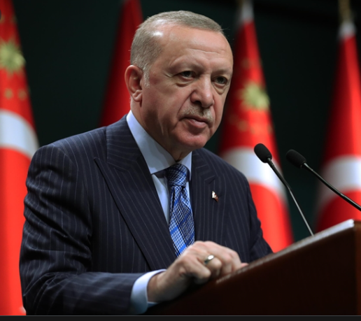 الرئيس التركي رجب طيب أردوغان يزف بشرى لطلاب السكنات الحكومية.