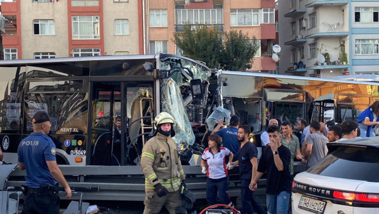 في اسطنبول: اصطدام حافلتين متروبوس وجهاً لوجه في محطة avcılar وأنباء عن وقوع إصابات