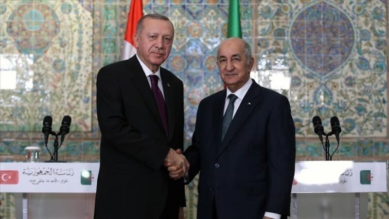 الرئيس أردوغان يجري اتصالاً هاتفياً مع نظيره الجزائري .