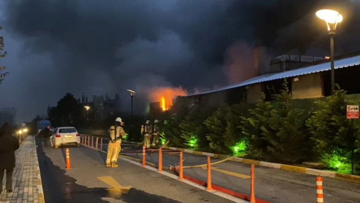 اندلاع حريق في أحد مصانع اسنيورت باسطنبول .