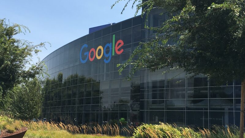 Google تخطط للتخلي عن الآلاف من الموظفين .