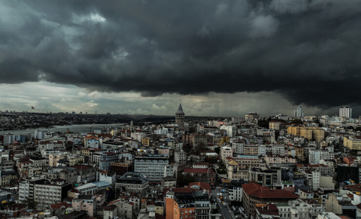 السحب تغطي سماء إسطنبول.