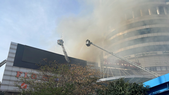 اندلاع حريق في مركز تسوق بإسطنبول .
