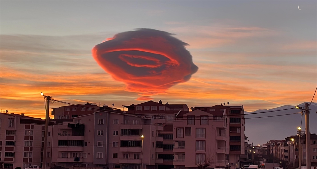سحابة غريبة الشكل تظهر في سماء ولاية بورصة التركية .