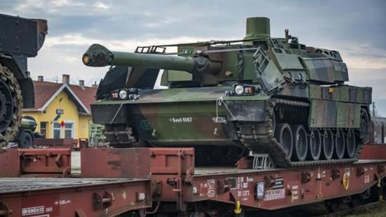 فرنسا تدرس إمكانية إرسال دبابات من طراز Leclerc إلى أوكرانيا .