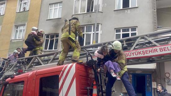 إنقاذ عدة أشخاص محاصرين في حريق مبنى بإسطنبول .