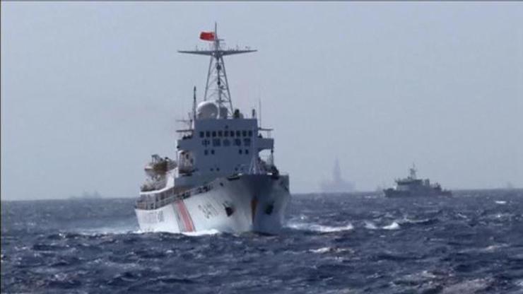 السفن الصينية تخرق المياه الإقليمية اليابانية .