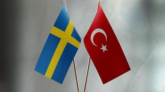 السويد تسمح بإحراق المصحف أمام سفارة تركيا في ستوكهولم .