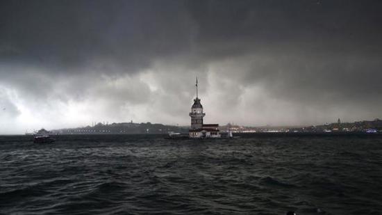 الأرصاد التركية تحذر من أمطار غزيرة في اسطنبول .