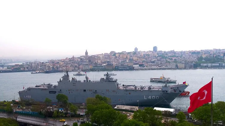 سفينة TCG Anadolu التركية ترسو مرة أخرى في إسطنبول .