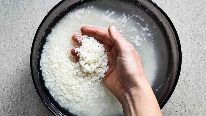 هل يجب غسل الأرز جيداً قبل الطهي؟