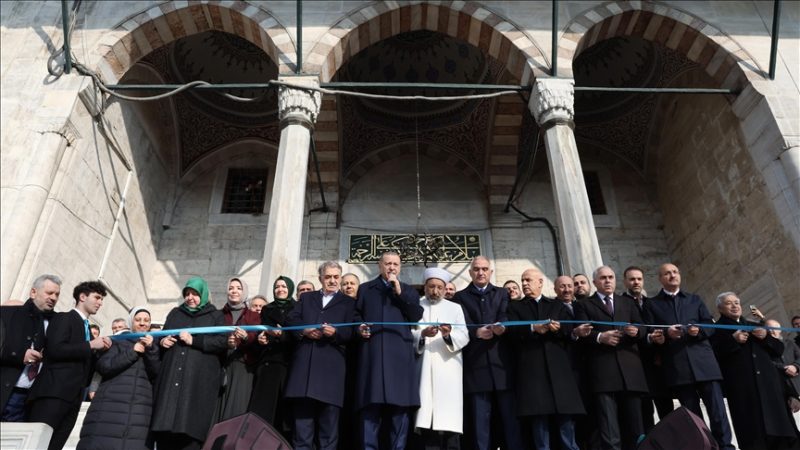 أردوغان يفتتح مسجداً تاريخياً بعد ترميمه في إسطنبول .