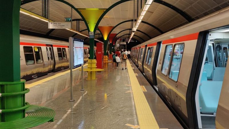 عودة الرحلات على خط مترو كيرازلي-كاياشهير بعد فيضانات إسطنبول .